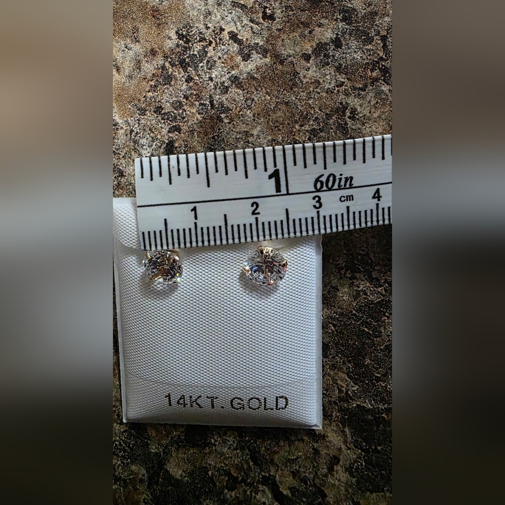 14K Gold Sparkling Stud Earrings